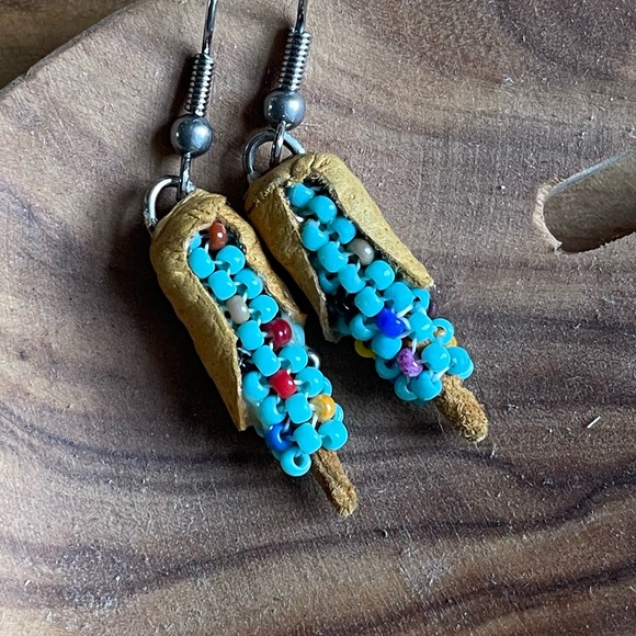 Handmade beaded Native American corn earrings - Picture 1 of 5
